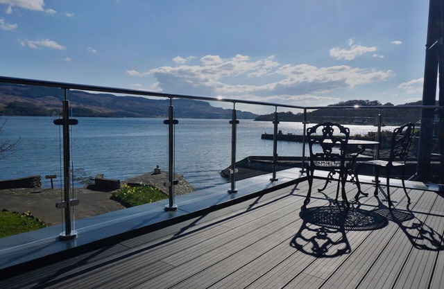 Admiral suite/Kitchen/Woodburner/super king bed/balcony/Parking