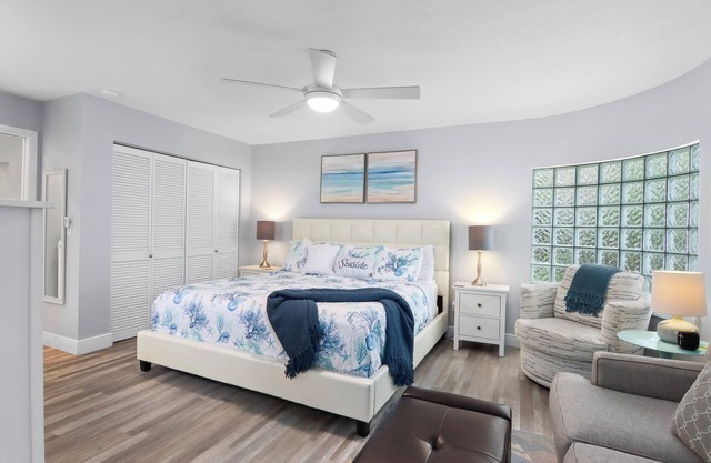 Adorable 1 Bedroom, 1 Bath guesthouse < 1block to Lido Beach