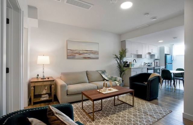 Adorable 1 bedroom suite - 8mins from West Edmonton Mall