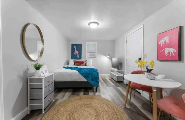 Adorable 1 Bedroom Cottage with Wifi, Kitchen, TV