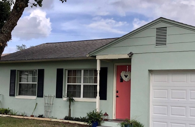 Adorable 1950's Cottage Central to Everything