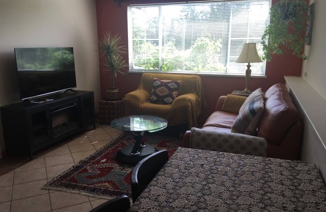 Adorable 2-bedroom Suite in Deep Cove