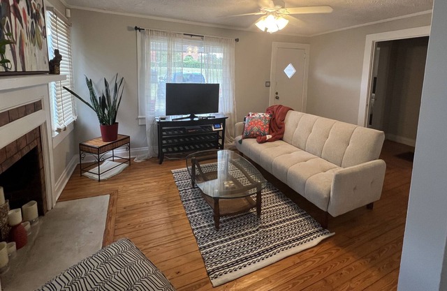 Adorable 2 Bedroom 1 bath