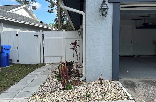 Adorable 2-bedroom house with AC in vibrant Tampa