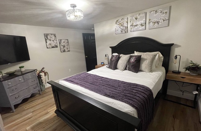 Adorable 2bed, 1ba 1300sqft guest home tucked away on 19 acres