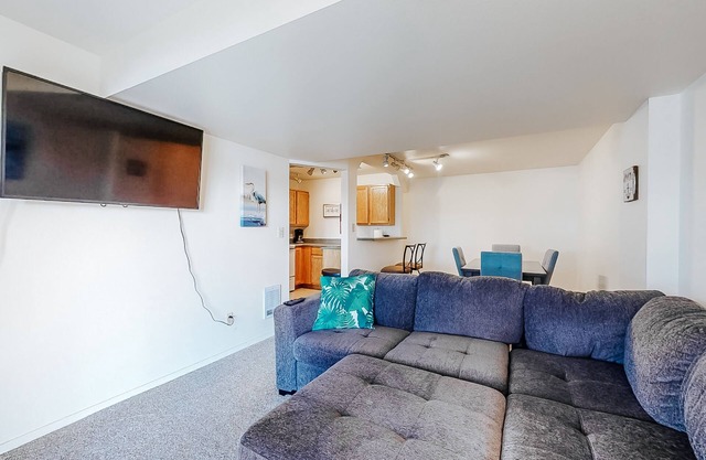 Adorable bayfront getaway w/a full kitchen, free WiFi, & beach access
