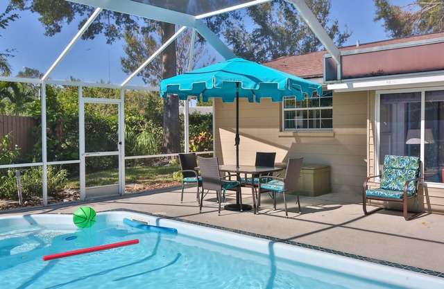 Adorable Beach Bungalow with privacy yet 10 minutes to many events