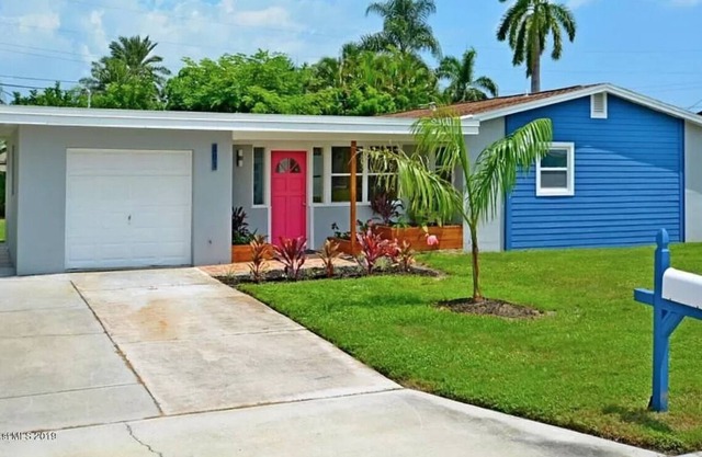 Adorable Beach Side House- short walk to beach