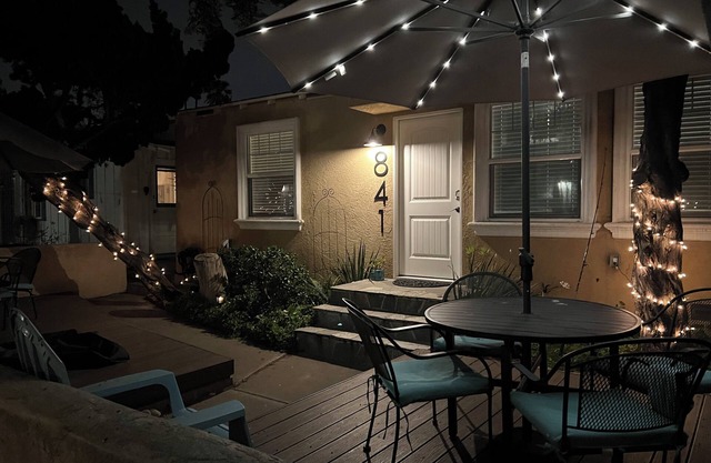 Adorable Beachy Cottage in the heart of Mission Beach! Close To EVERYTHING!