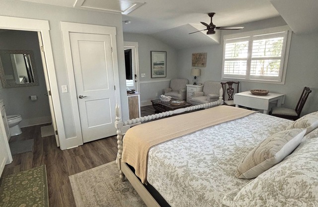 Adorable Bluffton Carriage House — Explore Town by Golf Cart!