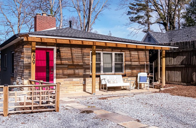 Adorable bungalow 1 mile from downtown Hendersonville!