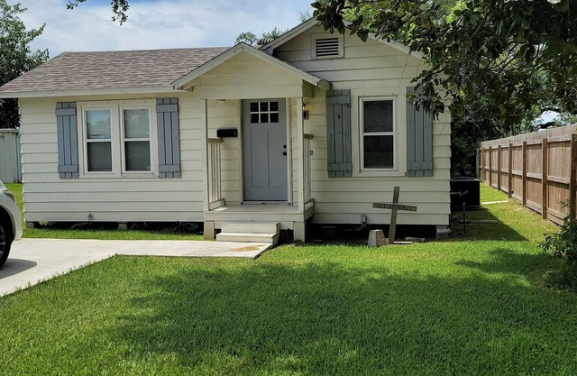 Adorable cottage in the heart of Lake Charles.