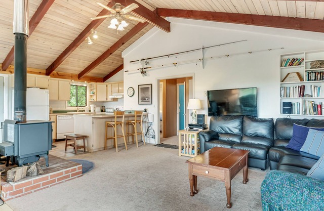 Adorable cottage near the beach w/wood stove, firepit, & full kitchen