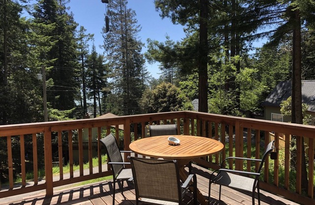 Adorable cottage w/ocean views, redwoods, and a hot tub. Pets OK!