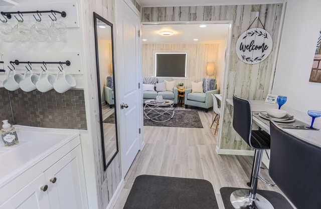 Adorable cottage with king Size bed and a short distance to WW University
