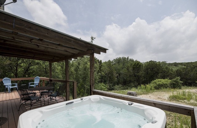 Adorable country cottage overlooking a wet weather creek with hot tub