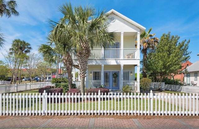 ADORABLE DESTIN BEACH COTTAGE! 1 min walk to beach! Gulf View! Private Pool!