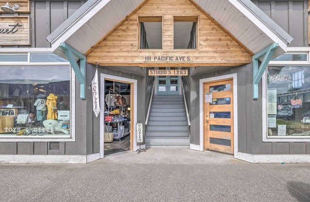 Adorable Downtown Studio - 1 Block to Long Beach!