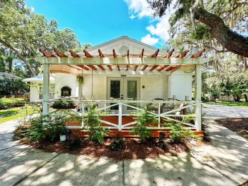 Adorable French Cottage style - 1 bedroom.