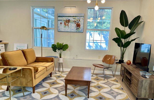 Adorable guest house with pool, Pet Friendly, in downtown Mount Dora,