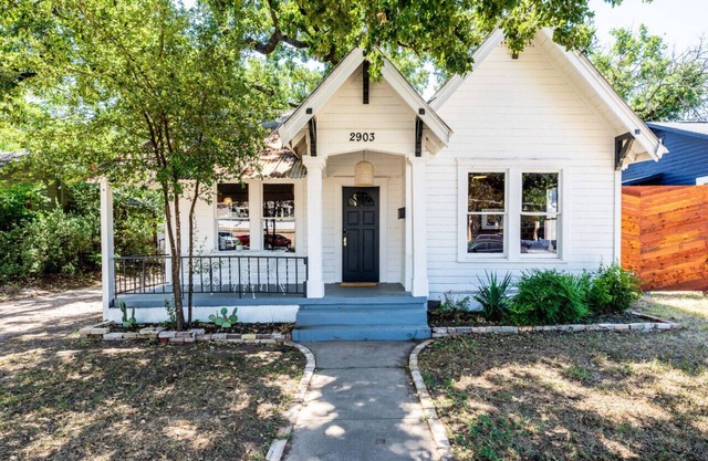 Adorable Historic Home, Super Close to UT, Moody Center, and Downtown
