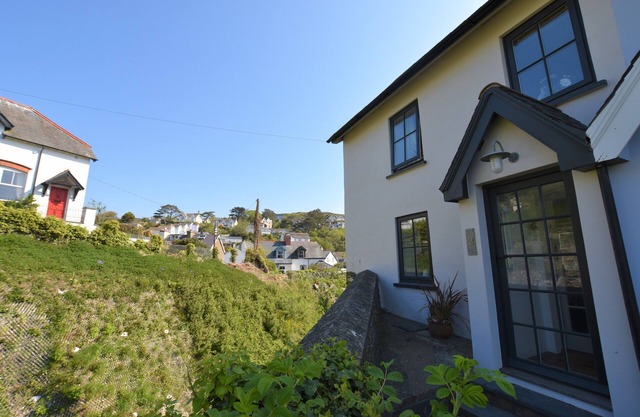 Adorable, Homely 4 Bedroom Peaceful Cottage Only Minutes Walks To Beach