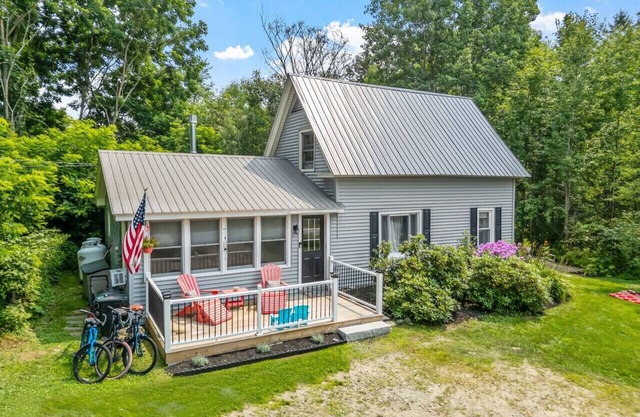 Adorable Mountain View New Englander