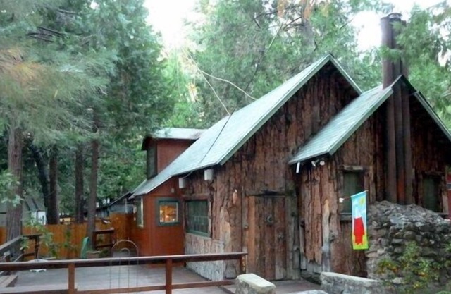 Adorable pet friendly cottage located in the Giant Sequoias!