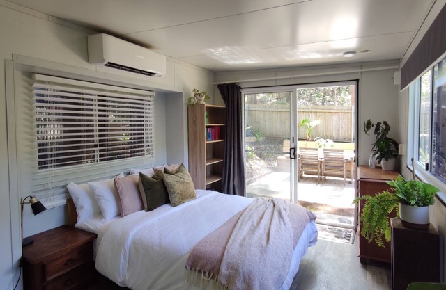Adorable tiny house/cabin with private courtyard.