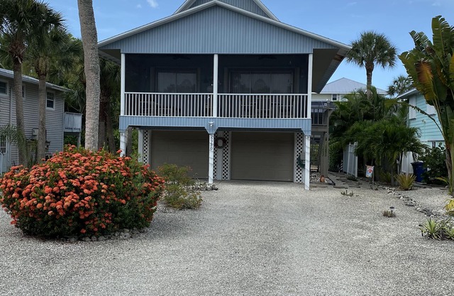 Adorable Tropical Getaway Just Steps From The Beach. Gulf Views And New Pool!
