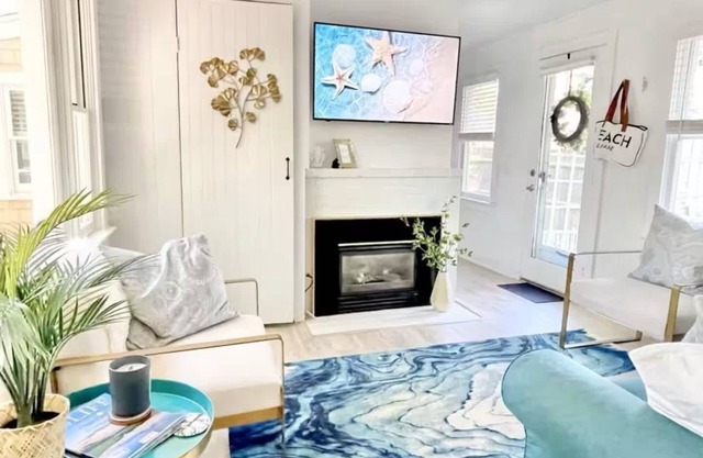 Adorable Updated Cottage, Walk to Water!