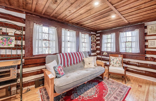 Adorable Wooded Getaway w/Free WiFi, Shared Pool, Kitchenette & Great Location