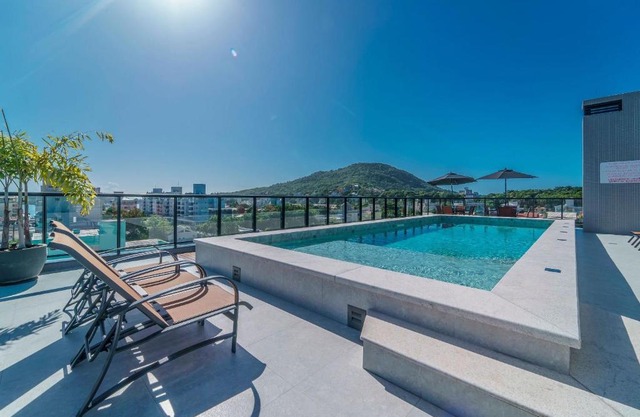 Adra 102 - Apartamento no centro de Bombinhas - Finamente mobiliado e decorado - Rooftop com piscina e academia - À poucos metros da praia