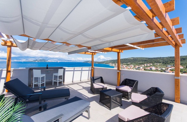 Adriatic House Ap 3; top floor luxury new apartment in Slatine, near Trogir