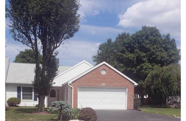 Adult Executive House 3B/2B Single Story w/ Garage