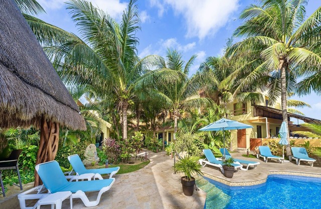Adult-only, luxury villa in tropical oasis, close to restaurants & beach