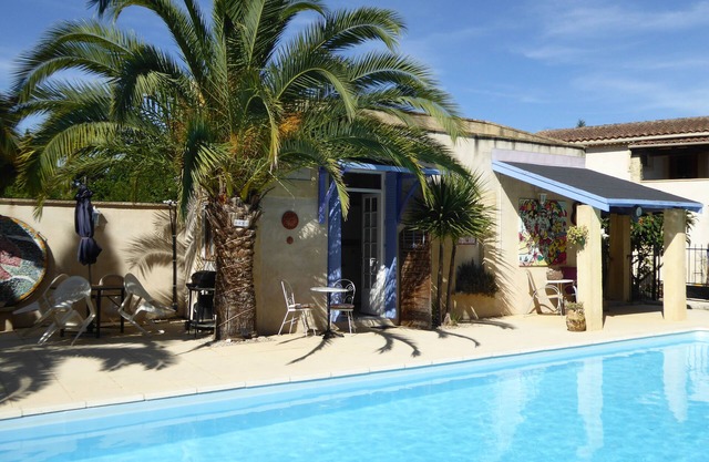 Adults only Apartment beside pool with Air Conditioning
