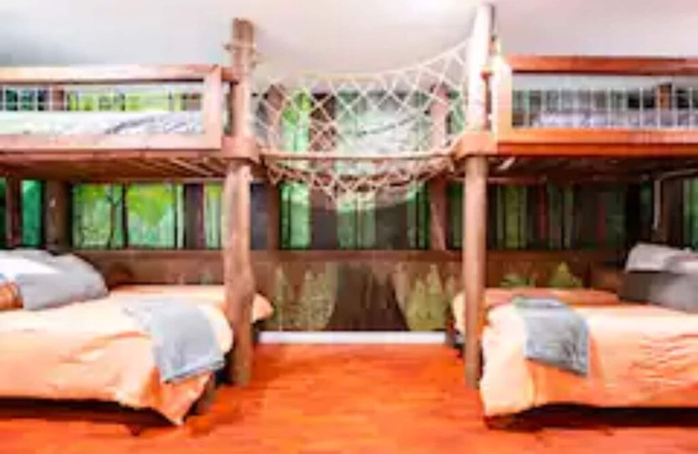 Adventure house under the redwoods, with spa! 🌲