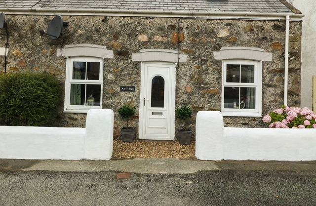 AEL Y BRYN, family friendly, character holiday cottage in Carreglefn