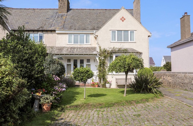 AFALLON, family friendly, character holiday cottage in Nefyn