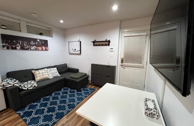 Affordable, clean, spacious, private guest suite 2 bedrooms+sofa bed/1 full bath