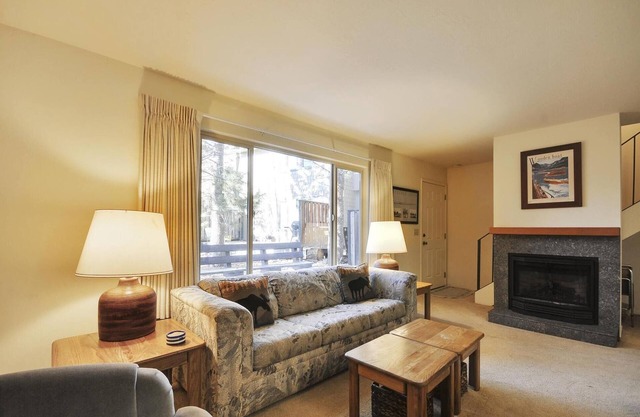 Affordable Condo- Shared Hoa Hot Tub- Walk to Lake