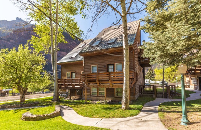 Affordable Condo-Walk to Downtown Ouray- Patio and Grill