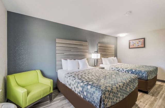 Affordable Des Moines Room | 2 Family Ready Rooms with Free Parking
