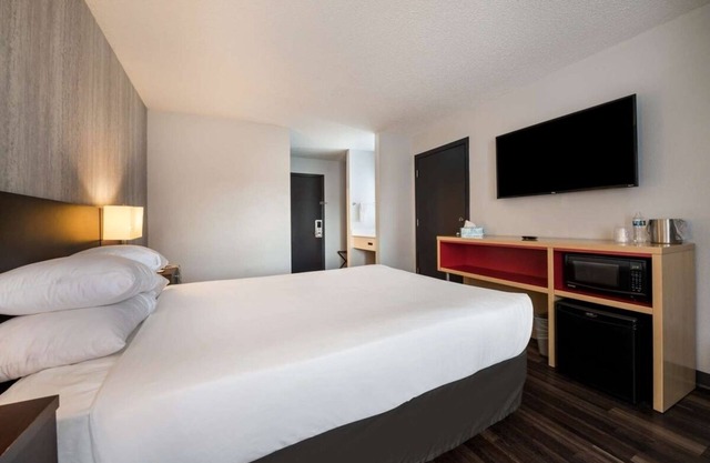 Affordable Getaway! Indoor Pool, Pets Allowed, Free Breakfast, Free Parking