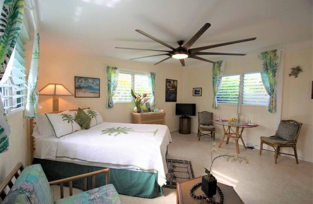 *Affordable Island Getaway with private yard *