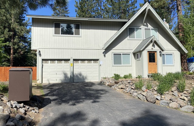 Affordable, Spacious Home with Hot Tub, Family & Pet Friendly, Central Location