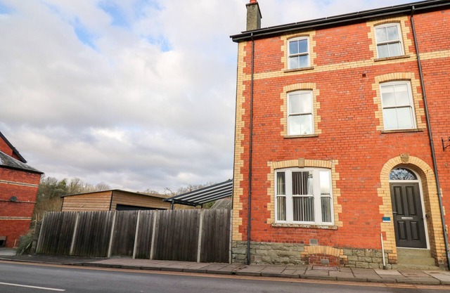 AFONWY HOUSE, pet friendly, with hot tub in Rhayader