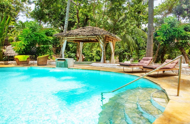 African funhouse: 3bedroom villa with a creek view, pool, jacuzzi & lot more.
