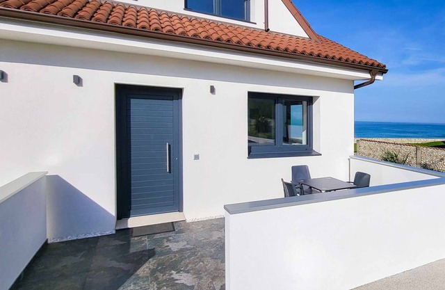 AG Casa Arnados, 1st linea Playa Razo with terrace
